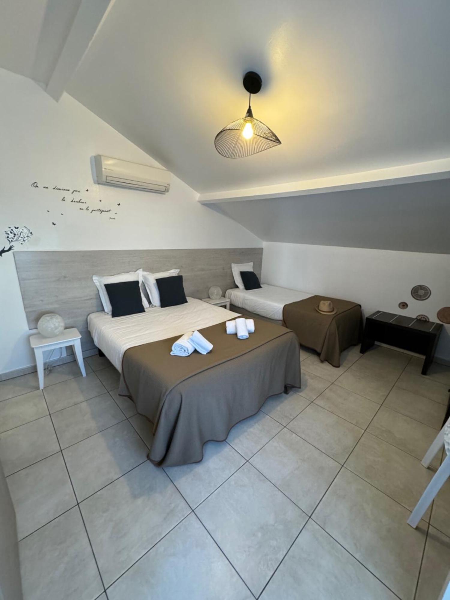 Hotel Le Medieval Aigues-Mortes Exterior foto